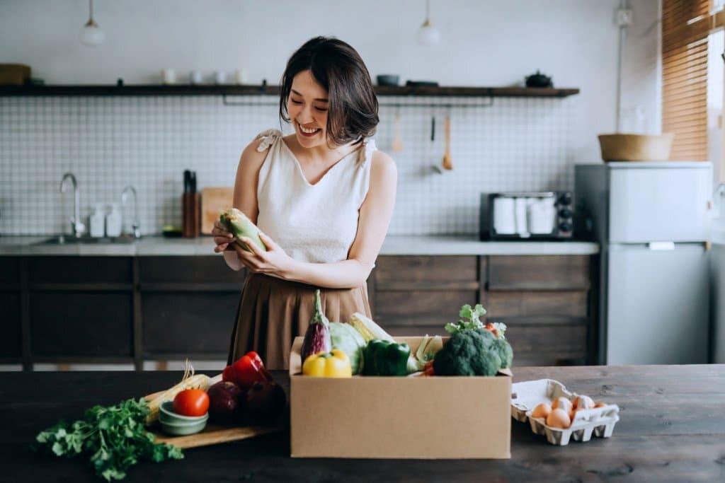 Faire la cuisine en préparent du repas sain